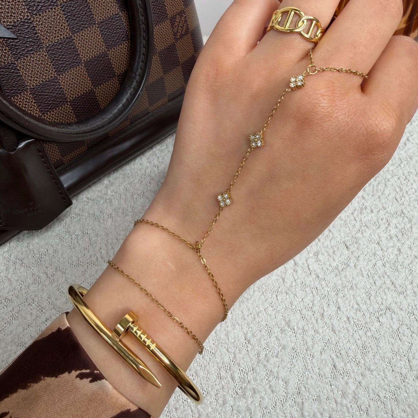 Chaine de main avec trèfles en strass, zircons en acier inoxydable doré Maison bellano
Chaine de main fine et élégante