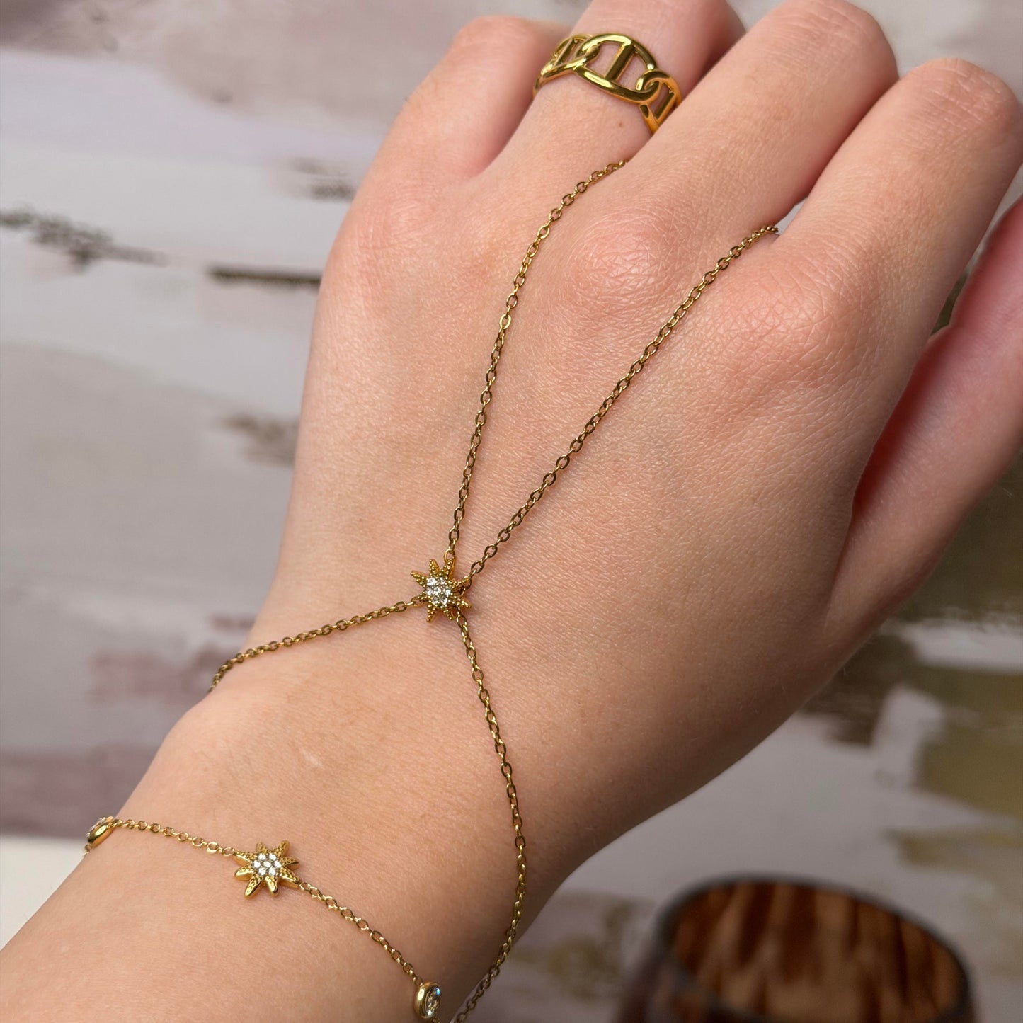 Chaine de main ajustable avec étoile en acier inoxydable et zircons doré Maison Bellano