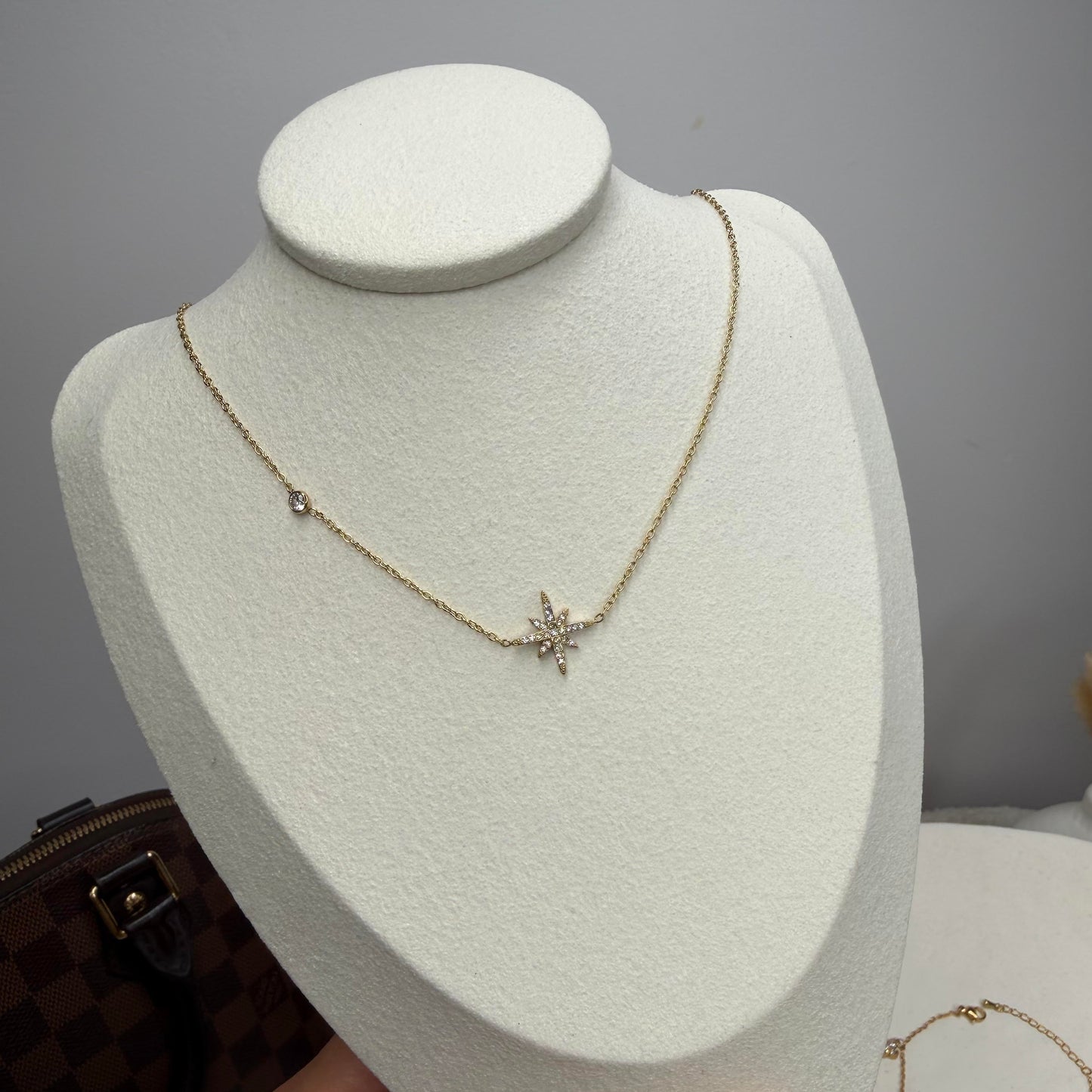 Collier fin en acier inoxydable doré avec étoile et zircons Maison Bellano