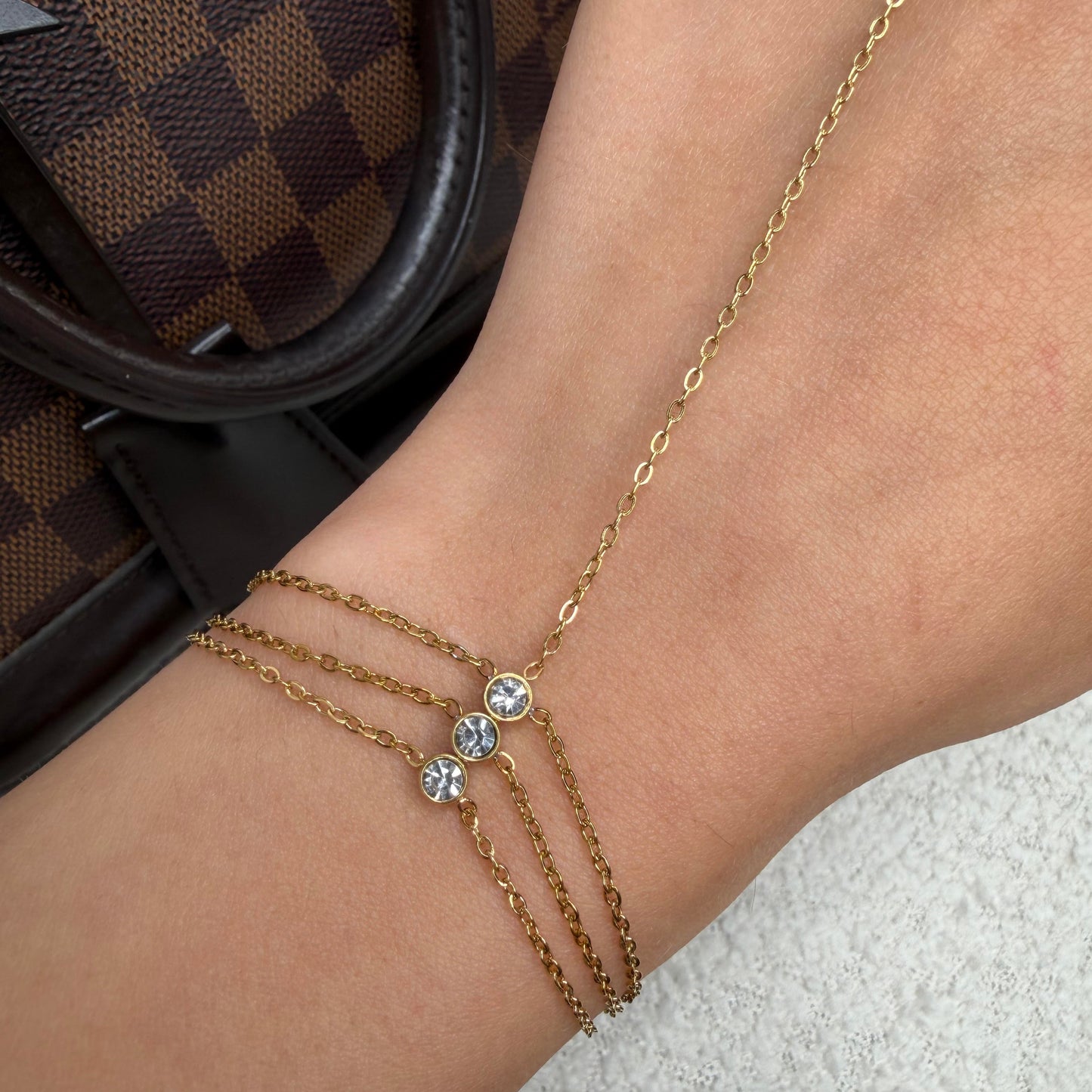 Chaine de main avec strass et triple chaines  en acier inoxydable doré Maison bellano 
Chaine de main fine et élégante 
