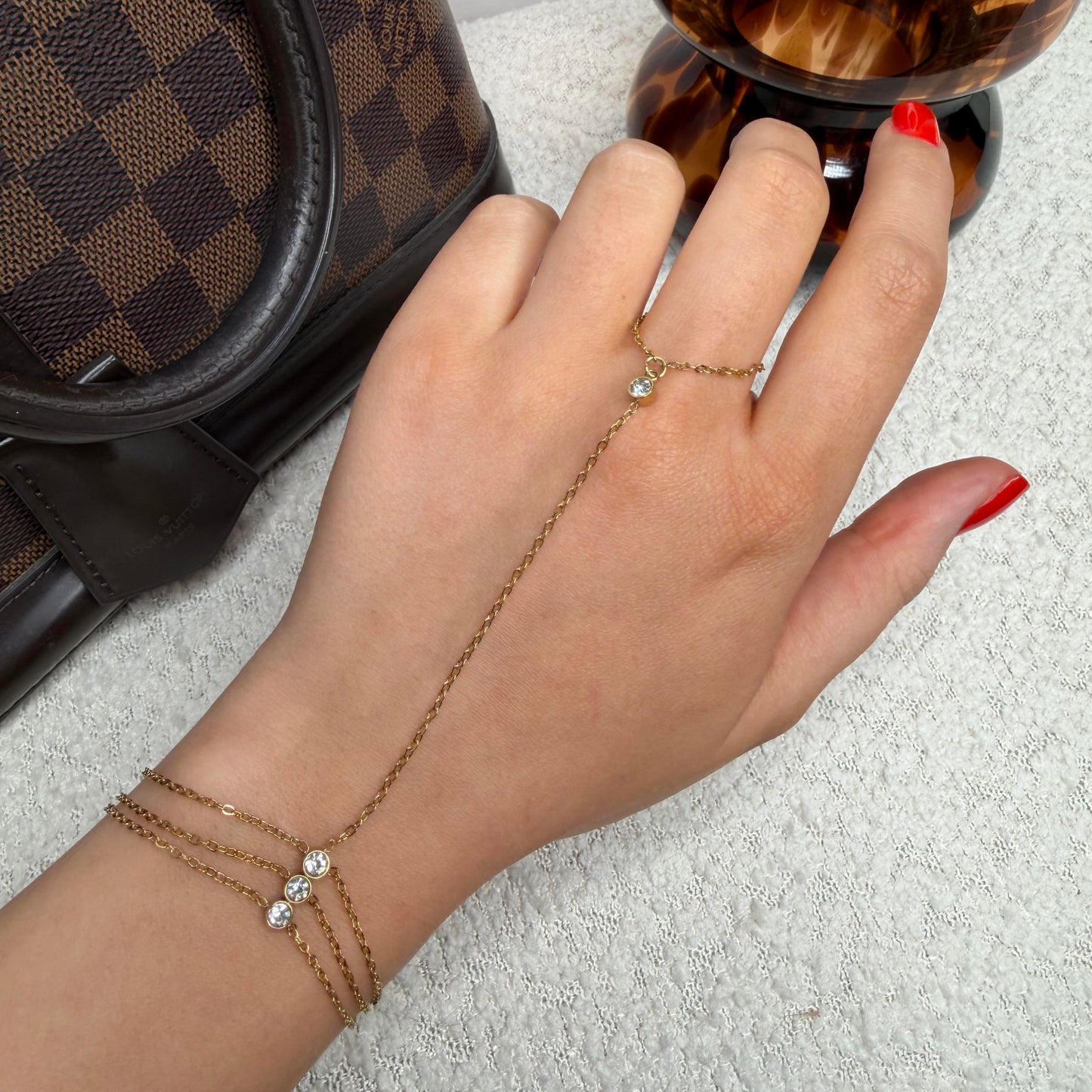 Chaine de main avec strass et triple chaines  en acier inoxydable doré Maison bellano 
Chaine de main fine et élégante 