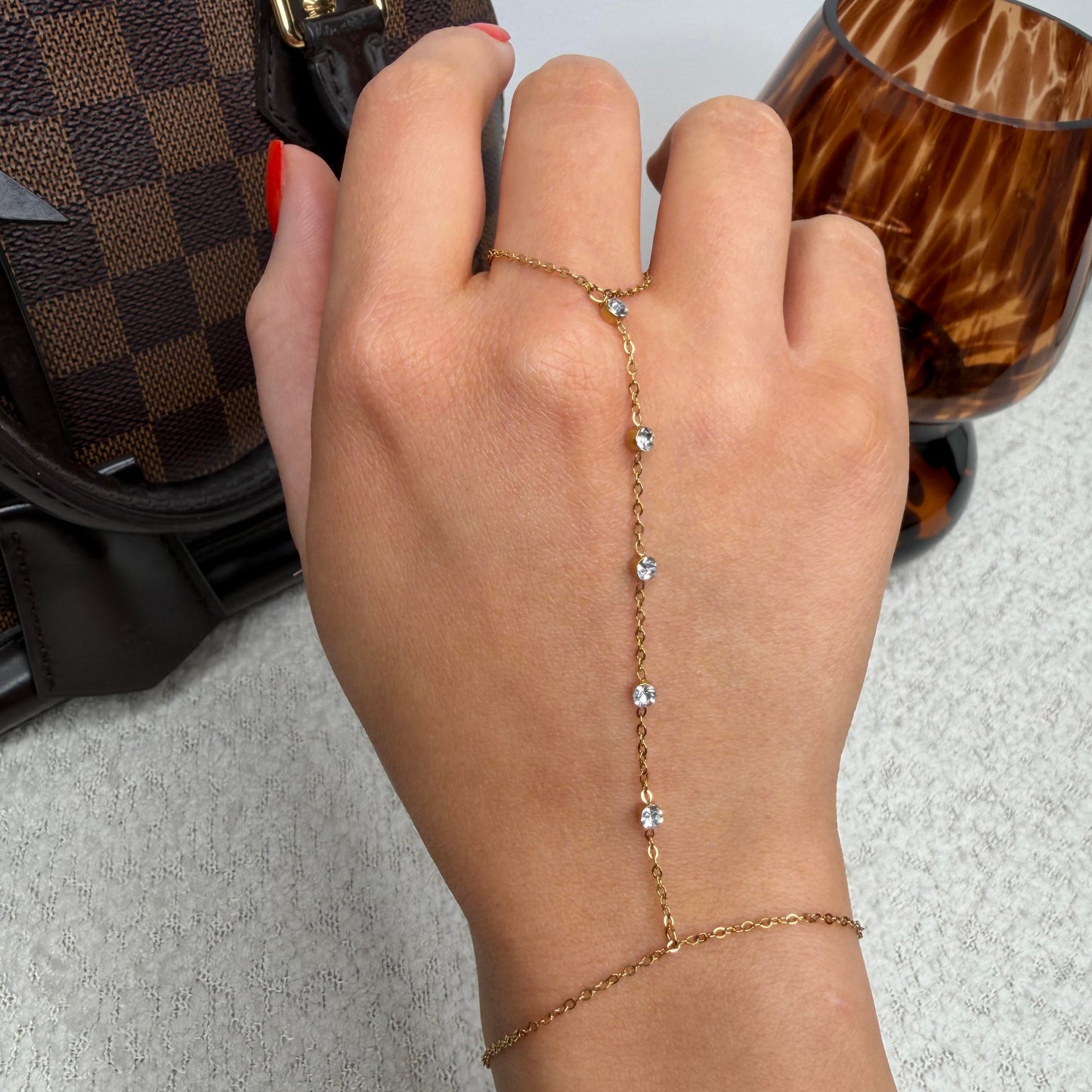 Chaine de main avec strass en acier inoxydable doré Maison bellano 
Chaine de main fine et élégante 