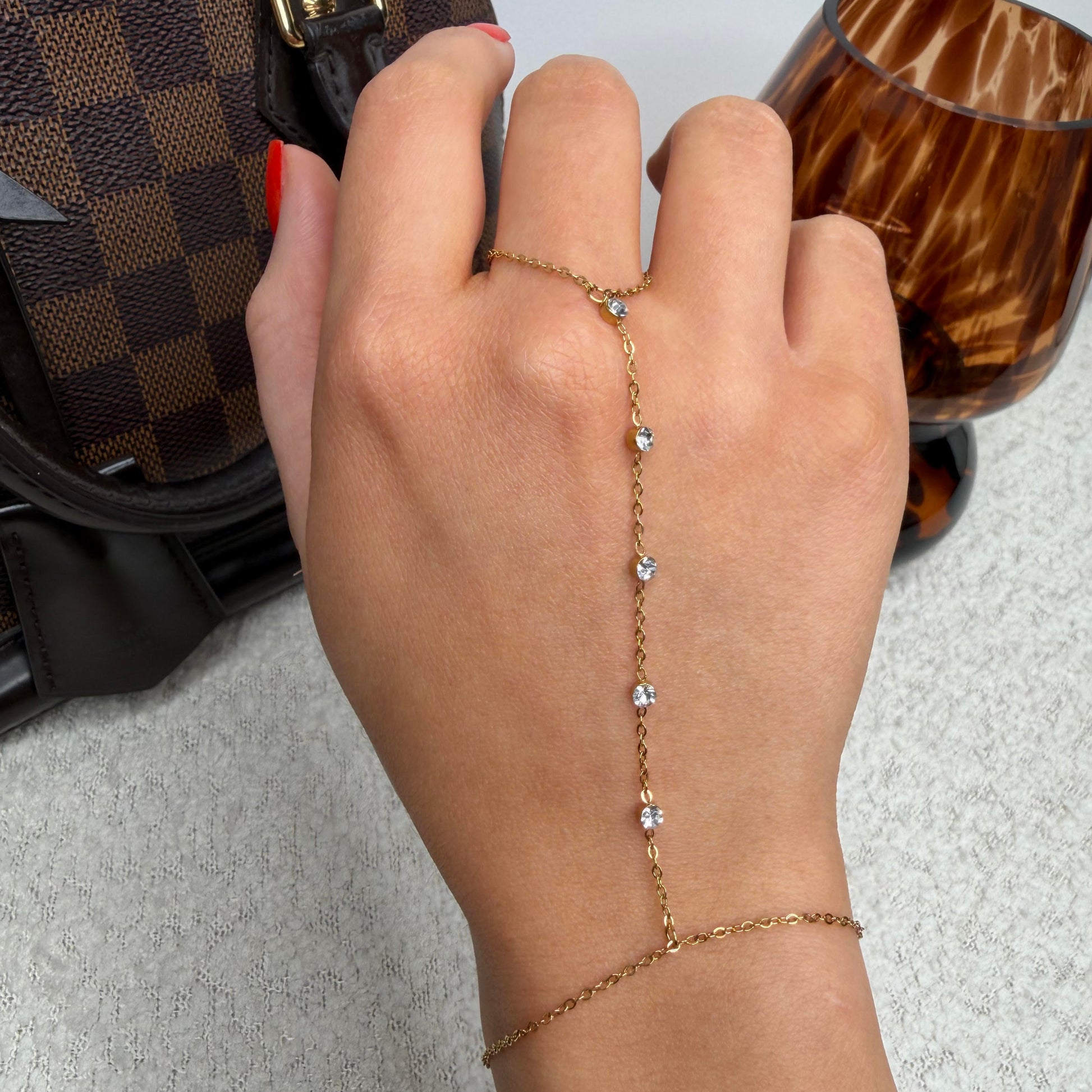 Chaine de main avec strass en acier inoxydable doré Maison bellano 
Chaine de main fine et élégante 