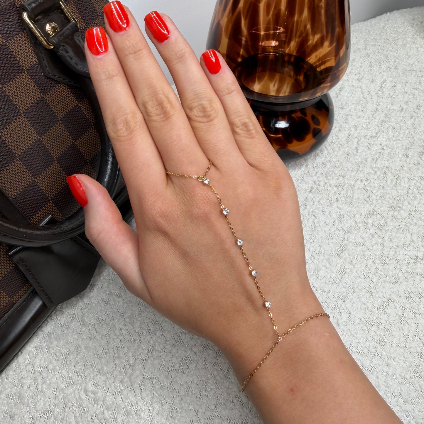 Chaine de main avec strass en acier inoxydable doré Maison bellano 
Chaine de main fine et élégante 