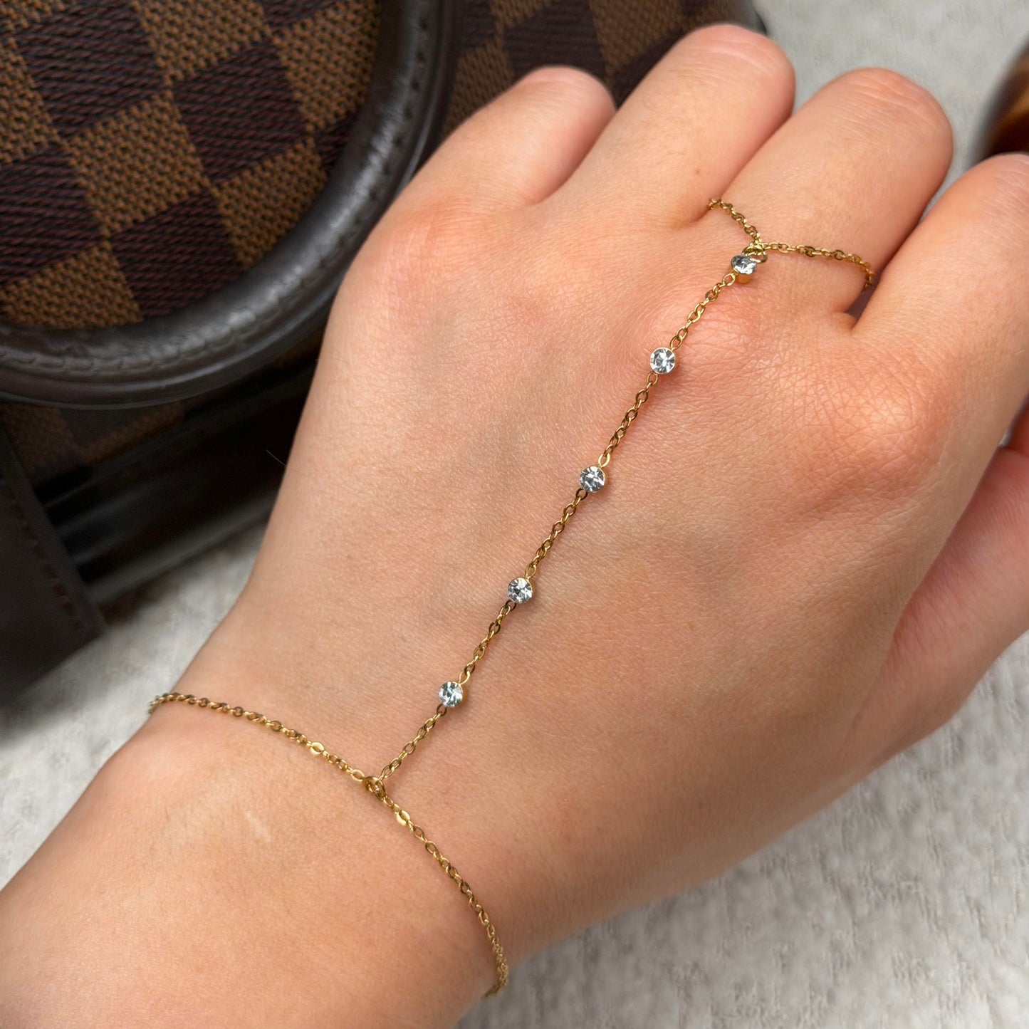 Chaine de main avec strass en acier inoxydable doré Maison bellano 
Chaine de main fine et élégante 