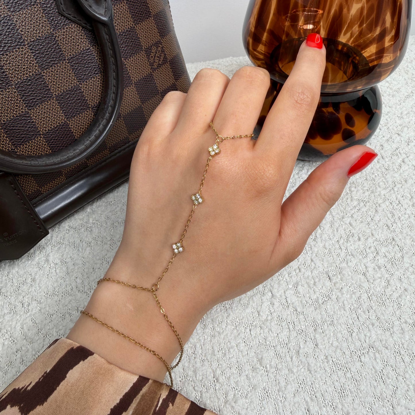 Chaine de main avec trèfles en  strass, zircons  en acier inoxydable doré Maison bellano 
Chaine de main fine et élégante