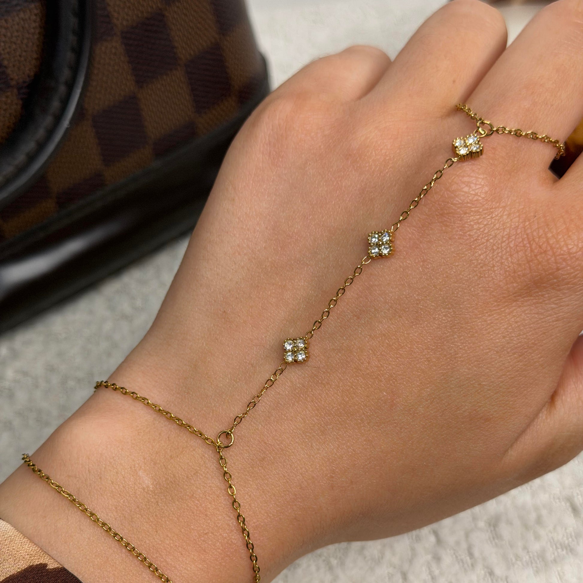 Chaine de main avec trèfles en  strass, zircons  en acier inoxydable doré Maison bellano 
Chaine de main fine et élégante 