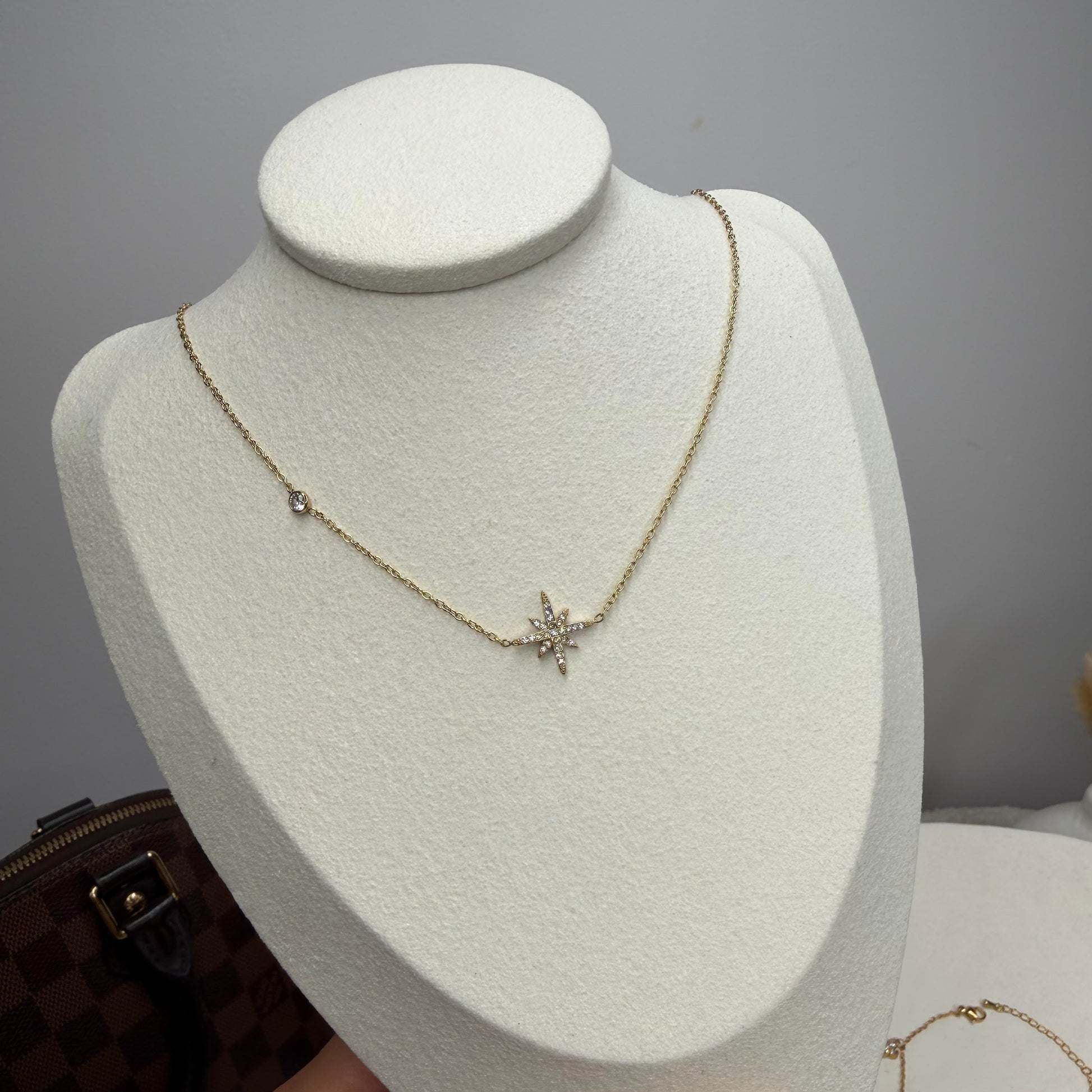 Collier fin en acier inoxydable doré avec étoile et zircons Maison Bellano