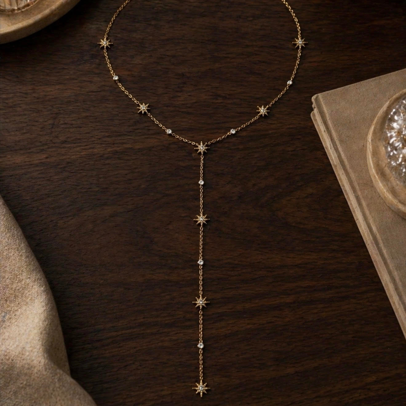 Collier fin forme Y en acier inoxydable doré avec pendentif étoile serti de zircons, Maison Bellano
